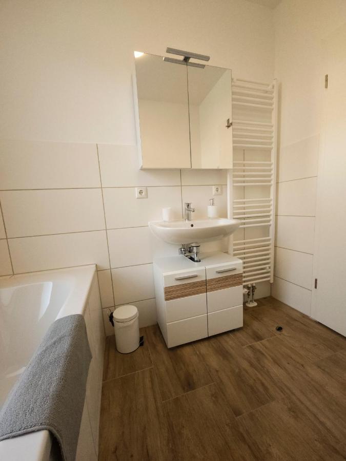 Schoene Ferienwohnung 78M2, 3 Schlafzimmer, 2 Baeder, Zentrumnah, 1Og Erfurt Luaran gambar